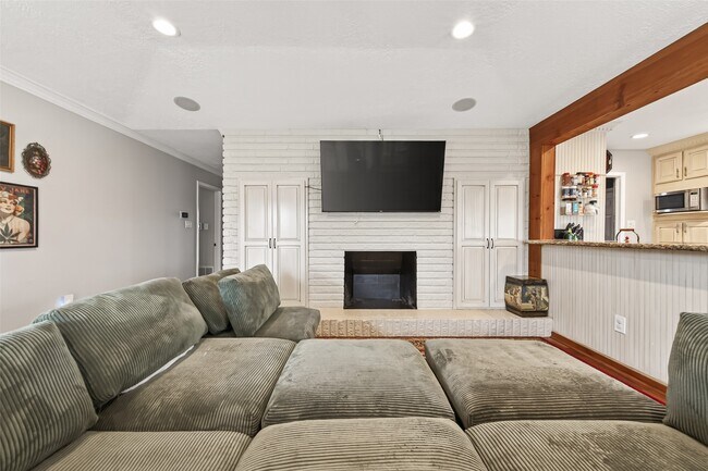 Building Photo - 805 Camelot Ln