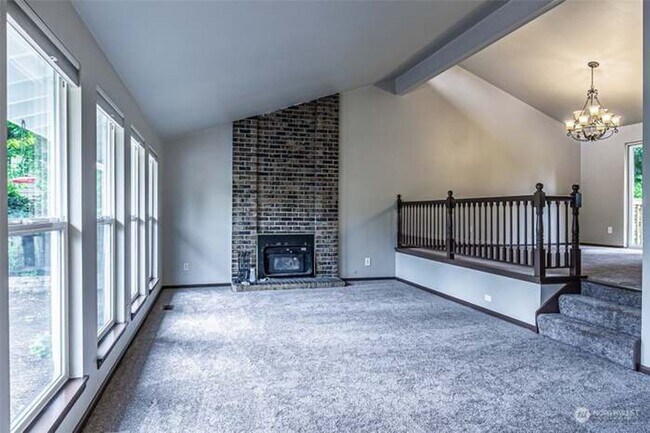 Building Photo - Immaculate & HUGE 5-Bedroom Home in Desira...