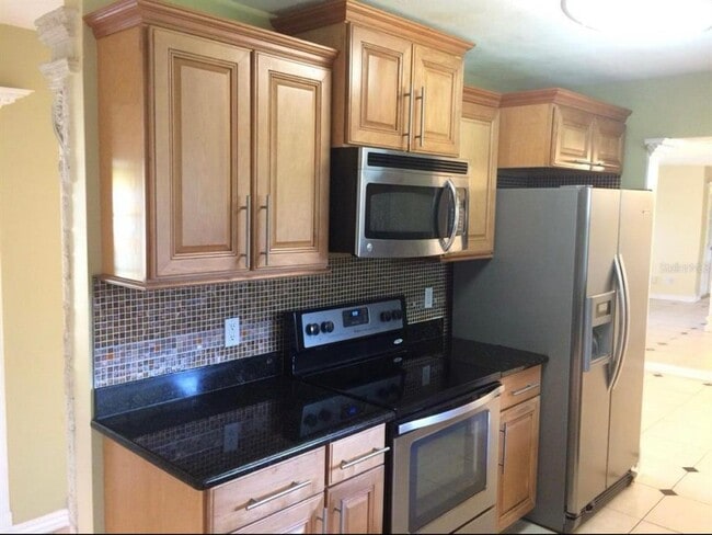 Building Photo - 586 E Lake Dr
