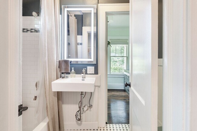 Building Photo - Beautiful 2bd/2ba Bungelow in Kirkwood wit...