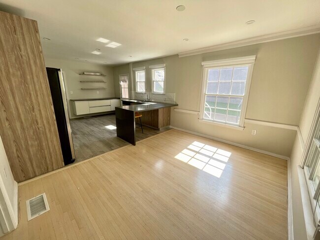 Building Photo - 437 Shirley Pl