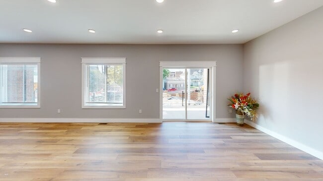 Building Photo - 1209 Hedge Ave