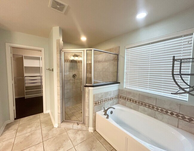 Building Photo - Gorgeous 4 Bed/ 3Bath house for rent! Avai...