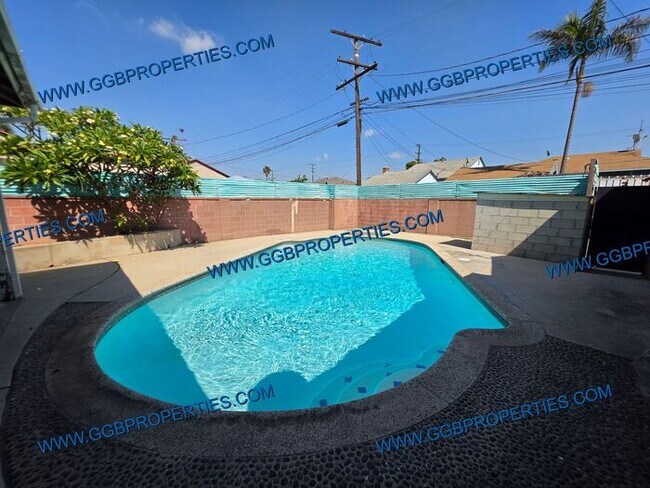 Building Photo - Gorgeous Turnkey 4 BD / 2.5 BA Home in Hawthorne