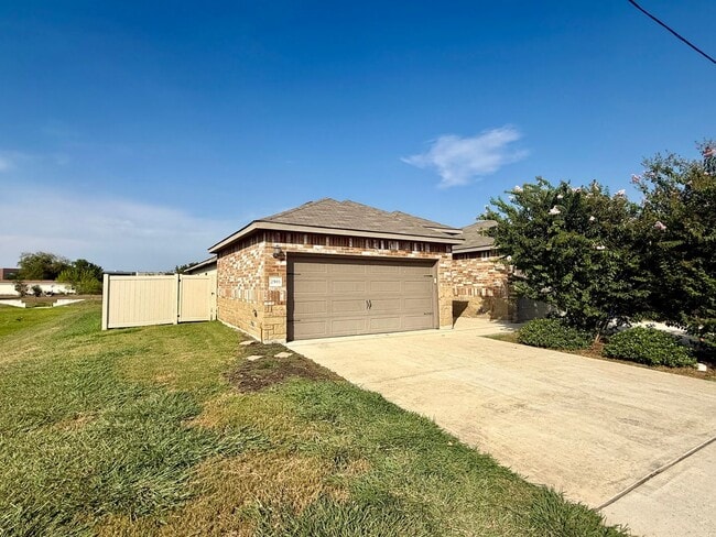 Building Photo - Beautiful 3 bedroom, 2 bathroom home in Ne...