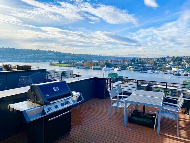 Building Photo - 2 Bed + Den 2 Bathroom Eastlake Townhome with Spectacular Views