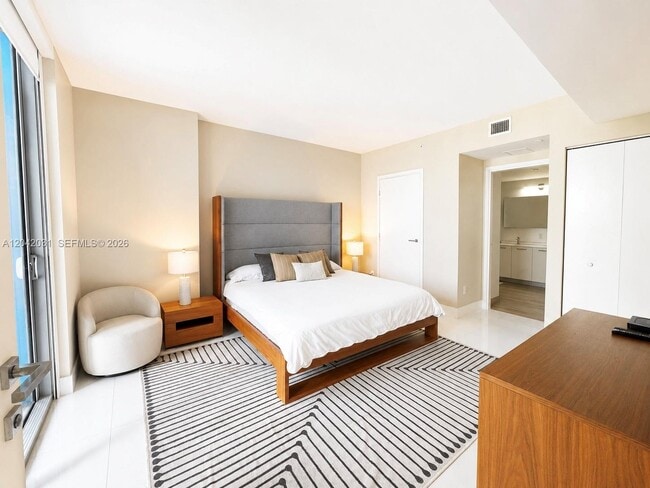 Building Photo - 1300 Brickell Bay Dr