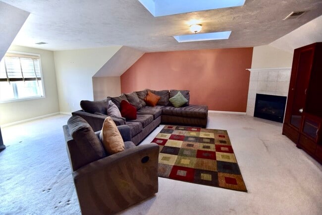 Building Photo - 172 Edgehill Rd