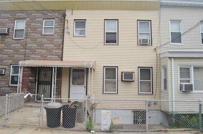 Primary Photo - 16 Perrine Ave