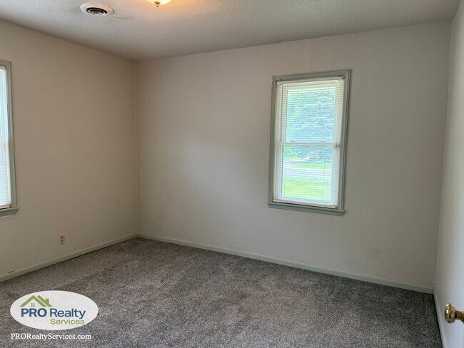 Building Photo - 2 Bedroom Home with a Large Fenced in Yard