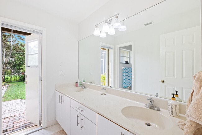 Building Photo - 1007 Spoonbill Cir