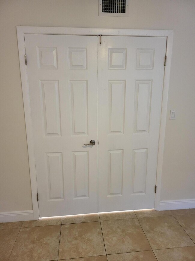 Building Photo - 1138 Coral Club Dr