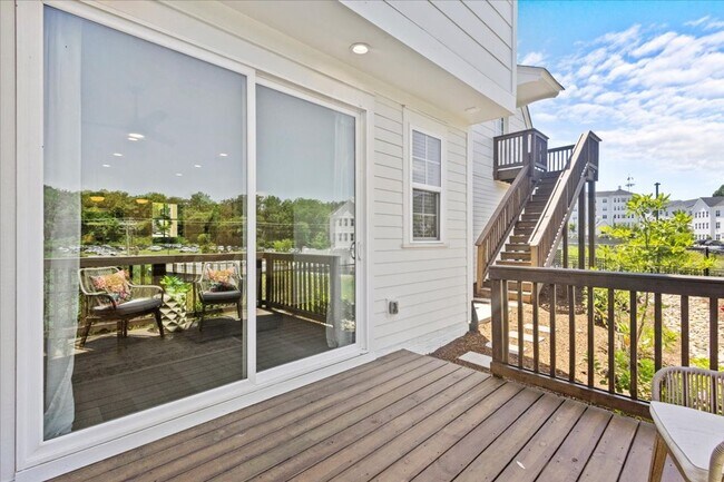 Building Photo - 4 bedroom 3.5 bath with the Bonus room and...