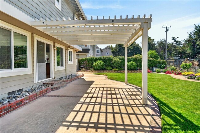 Building Photo - Toro Sunshine Expansive 4 Bed/ 3 Bath Home!