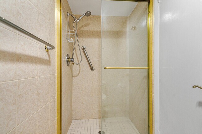 Building Photo - 1236 Hillsboro Mile