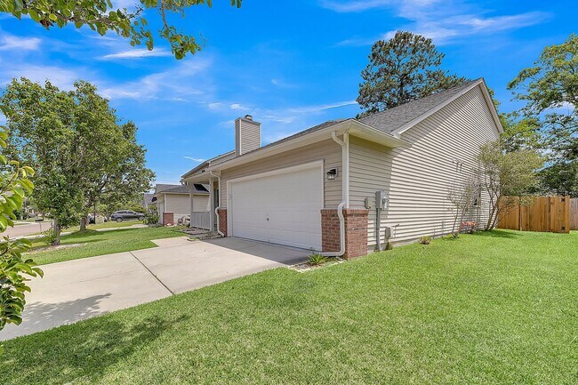 Building Photo - Centrally Located and Beautifully Renovate...