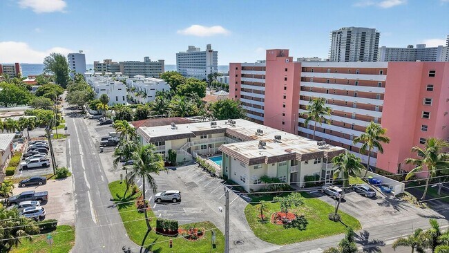 Building Photo - 1450 N Riverside Dr