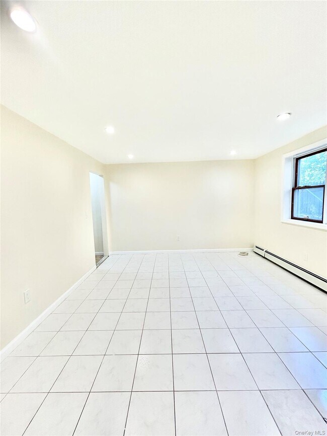 Building Photo - 164 Rossiter Ave