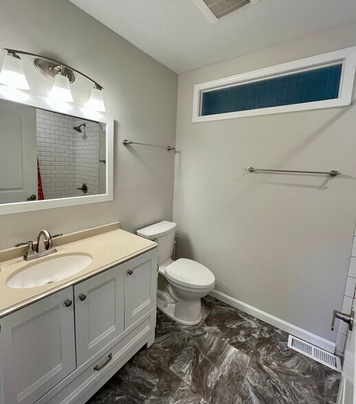 Hall Bathroom - 9330 Wallace Tatum Rd