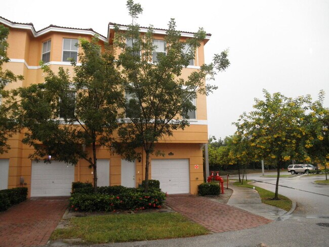 Building Photo - SHOMA AT ROYAL PALM BEACH