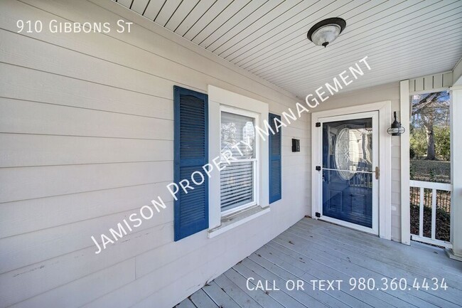 Building Photo - 910 Gibbons St