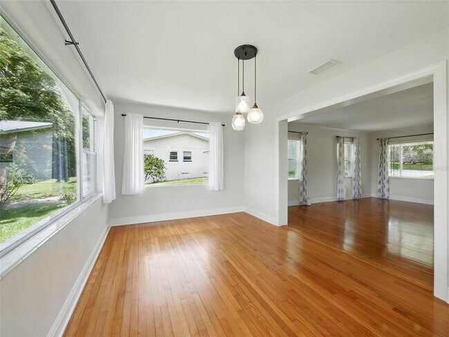 Building Photo - 1426 Crestview Dr