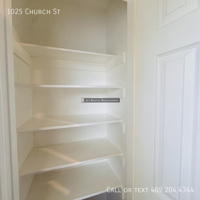 Building Photo - 1025 Church St