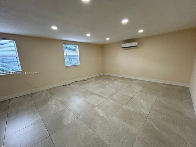 Building Photo - 610 E 8th Ave