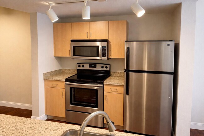 Building Photo - 533 NE 3rd Ave