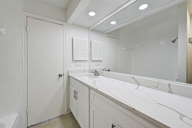 Building Photo - 2022 Lakewood Ct