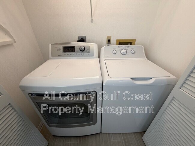 Building Photo - 4935 82nd Pl E