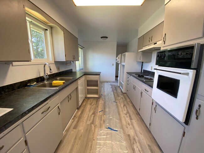 Building Photo - 3 Bedroom Hucrest Home!