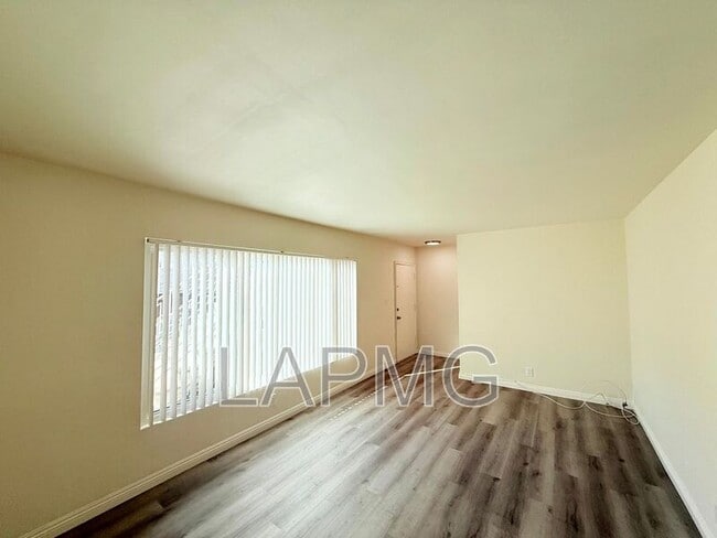 Building Photo - 625 Aerick St