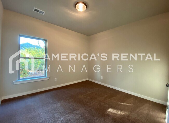 Building Photo - Home for Rent in Weaver AL. Available to V...