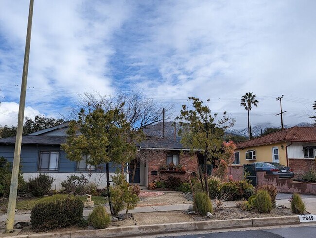Building Photo - Spacious three bedroom one and half bath house in Sunland!