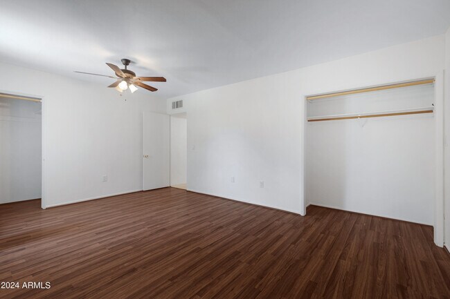 Building Photo - 335 E Solana Dr