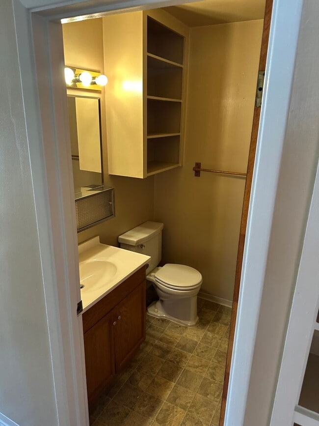 Building Photo - Medford 2 Bedroom, 1 bath Duplex with Fenced Yard