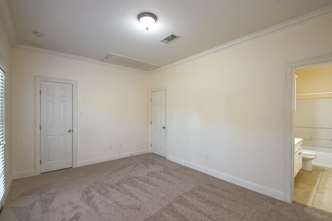 Building Photo - 10600 Lakes Blvd