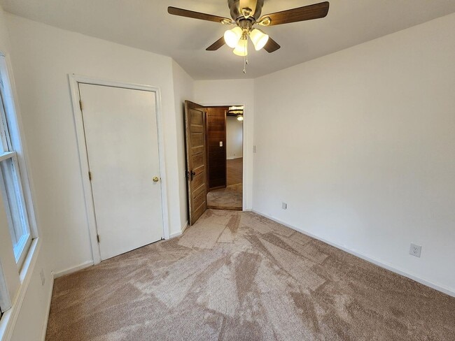 Building Photo - 701 W Lakeshore Dr