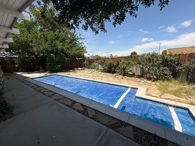 Building Photo - High Desert Retreat- 3 Bedrooms, 2 Bathroo...