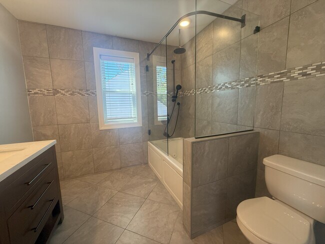 Building Photo - 1430 Simona Dr