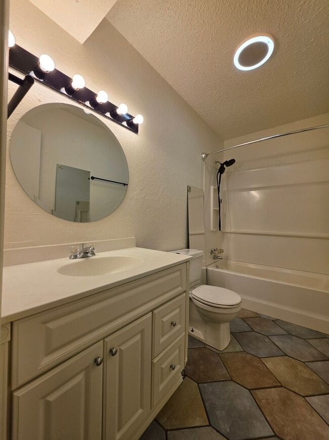 Building Photo - 3 bedroom home in Tecumseh!