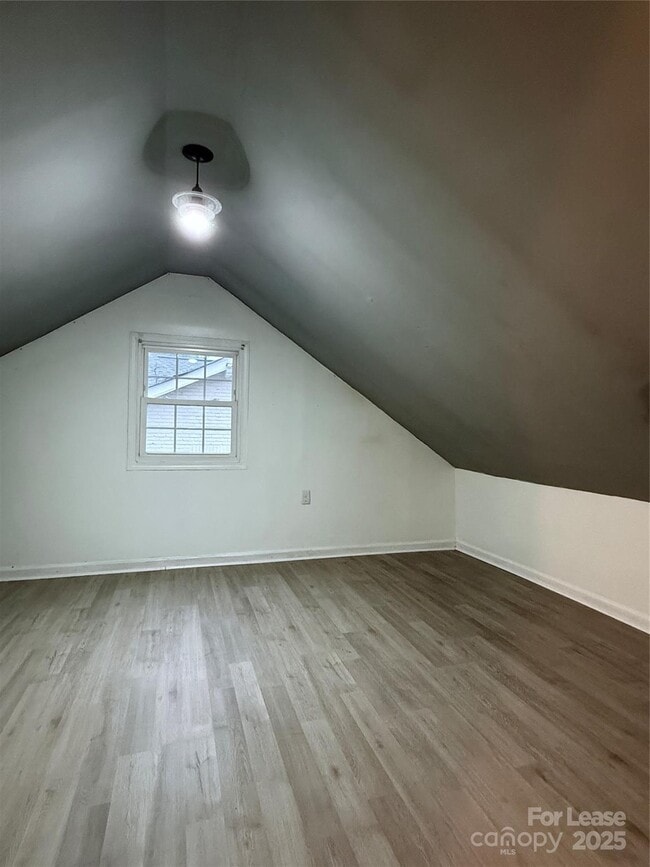 Building Photo - 424 Woodvale Pl