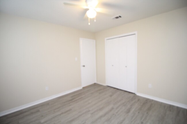 Building Photo - Upstairs 2BR/1BA Apartment Off 9 Mile Rd –...