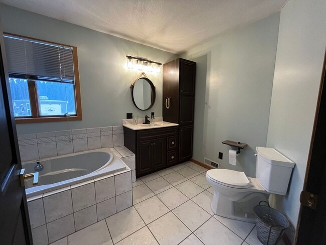 Building Photo - Beautiful 3 Bedroom / 2 Bath on 7 Acres!