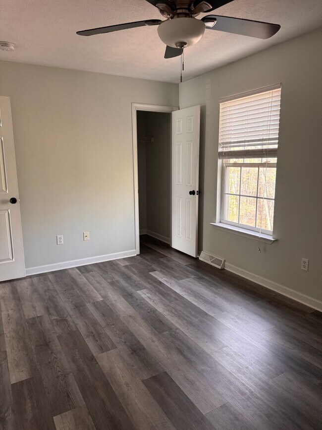 Building Photo - 2 Bedroom || 1.5 Bathroom Townhome