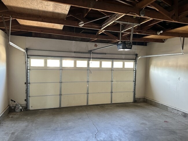 Building Photo - MANTECA 3 BEDROOM 2 BATH HOME