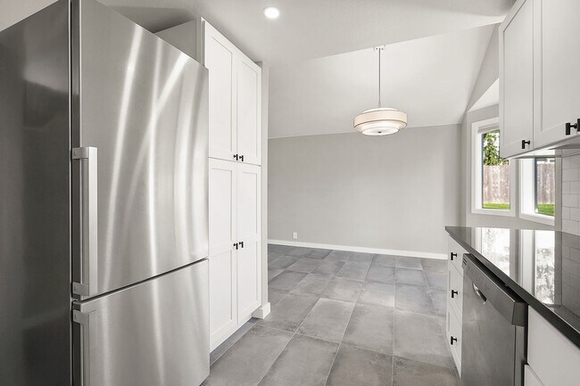 Building Photo - Inviting Everett Home Featuring 3 Bedrooms, Fireplace, and Fully Fenced Backyard