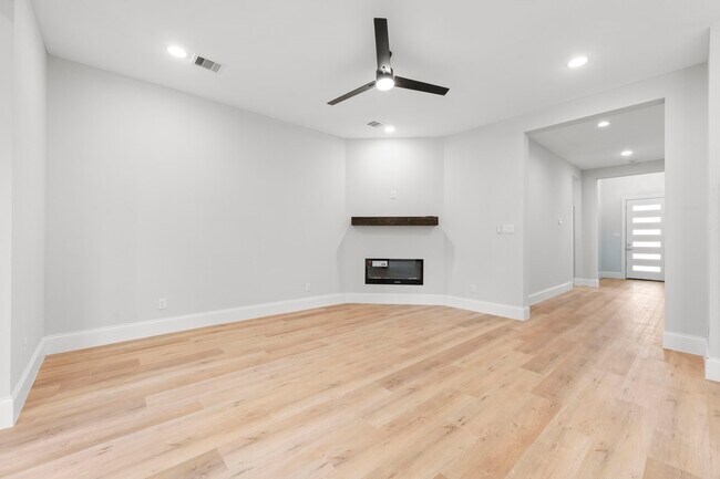 Building Photo - 3532 White Oak Point Dr