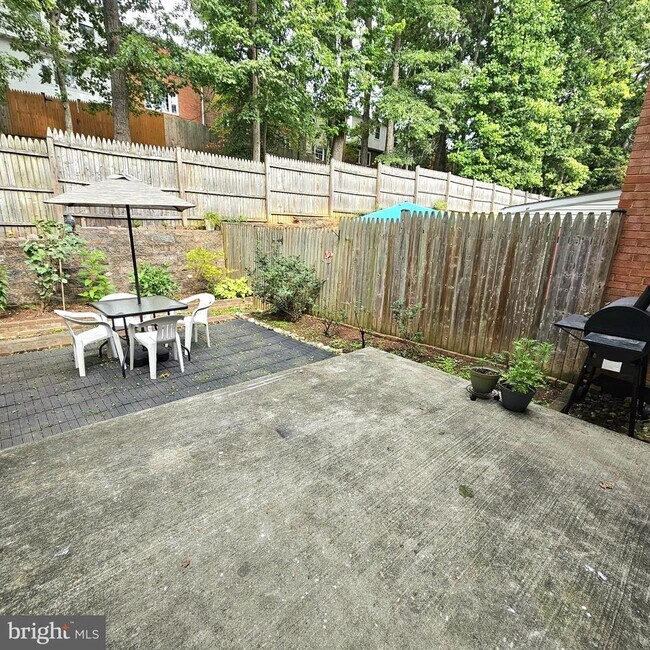 Building Photo - 7603 Tiverton Dr